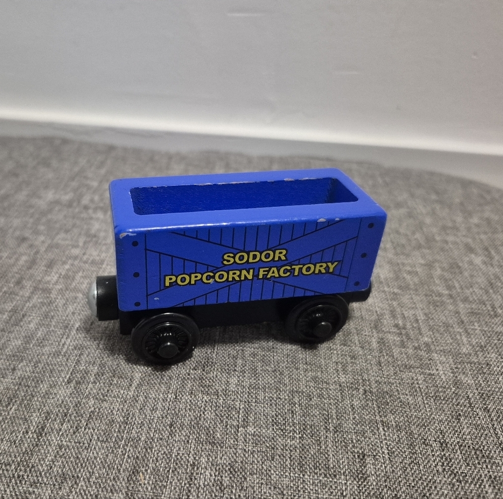 Thomas & Friends Wooden Railway Sodor Popcorn Factory cargo car - Picture 2 of 4